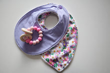 Load image into Gallery viewer, Spring Daisy Bib
